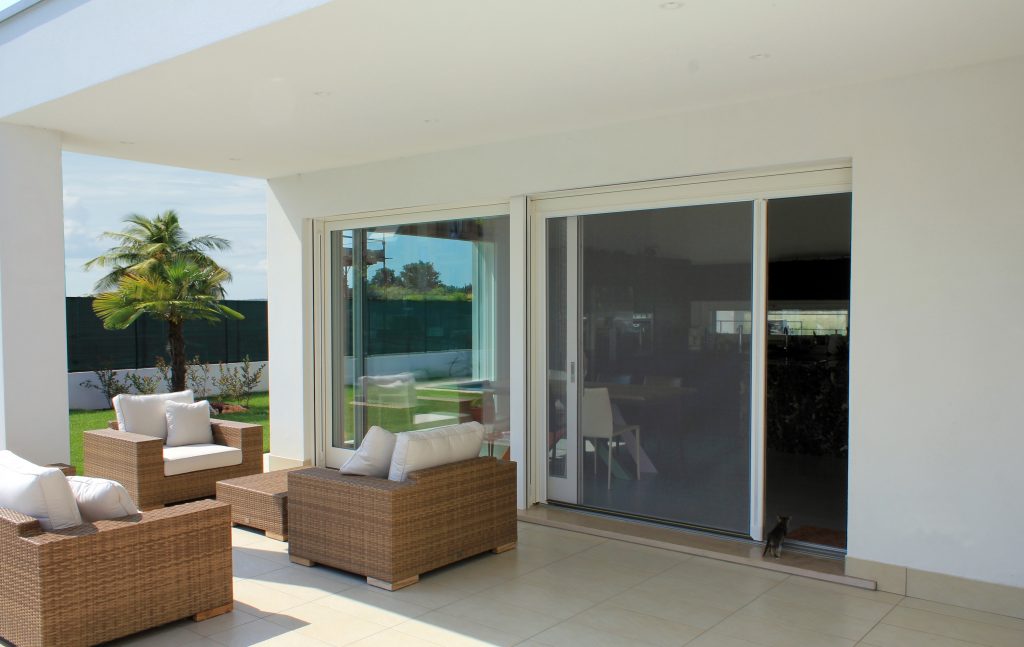 zanzaiera-orizzonatale-scenica-patio-estate-zanzariera-senza-pista-zanzariera-senza-piastra-pavimento-zanzariera